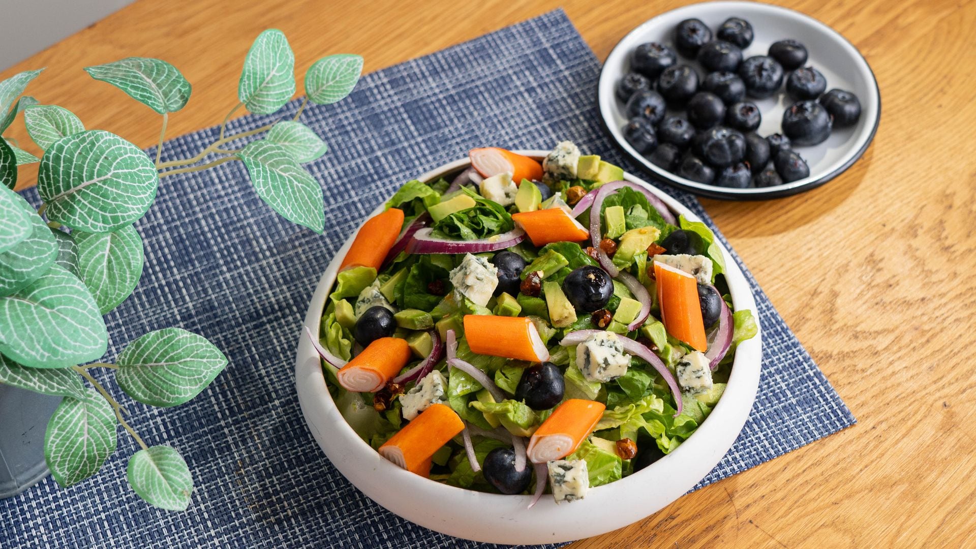 Ensalada de lechuga romana con barritas de surimi, gorgonzola y aguacate