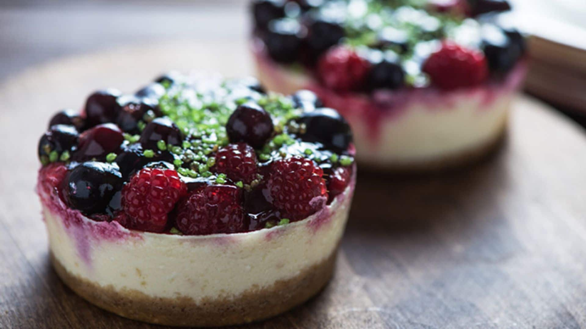 Tartaleta de queso con frutos rojos y pistacho