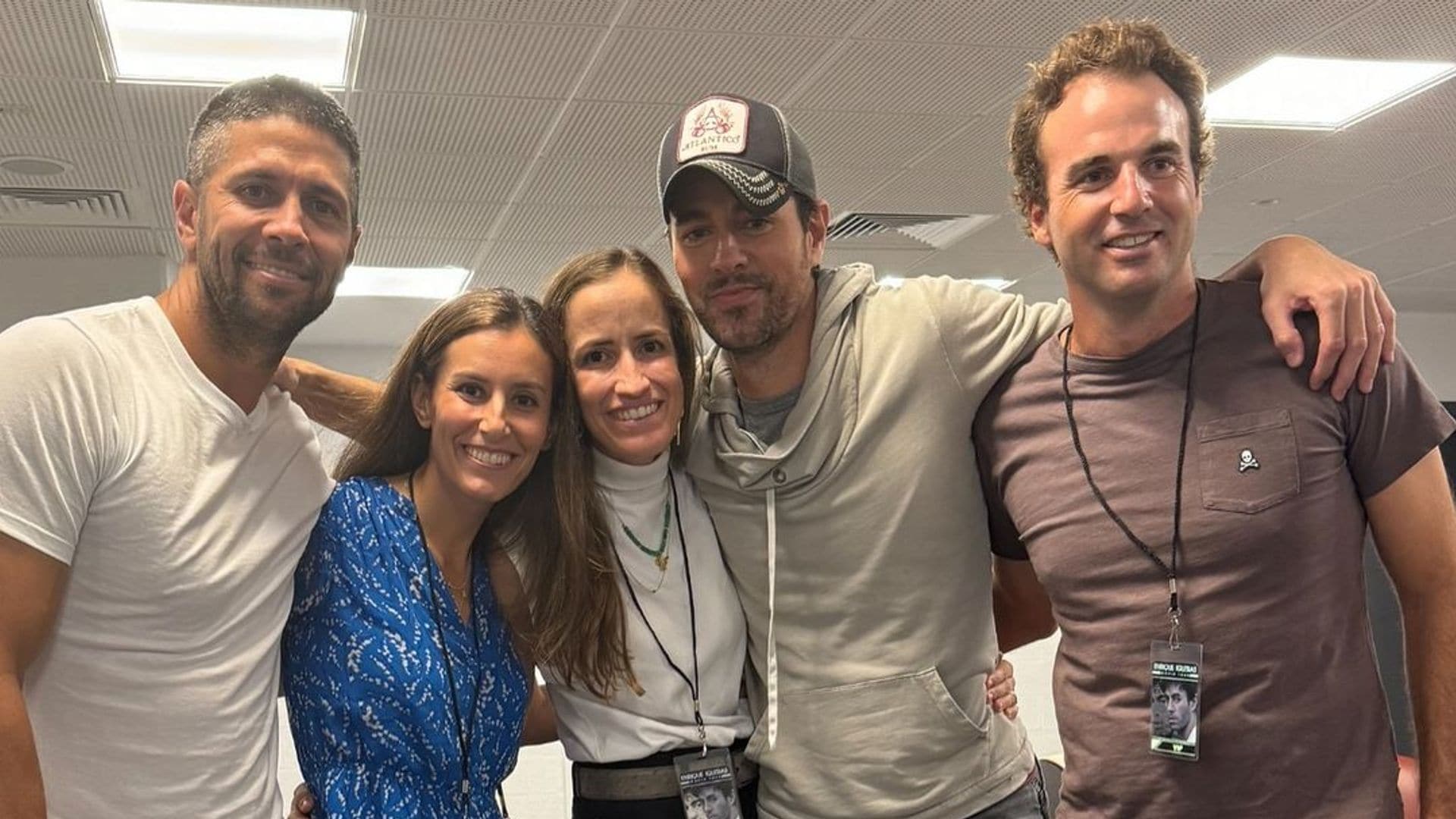 ¡Reencuentro de hermanos! Ana Boyer se deja ver como la fan #1 de Enrique Iglesias