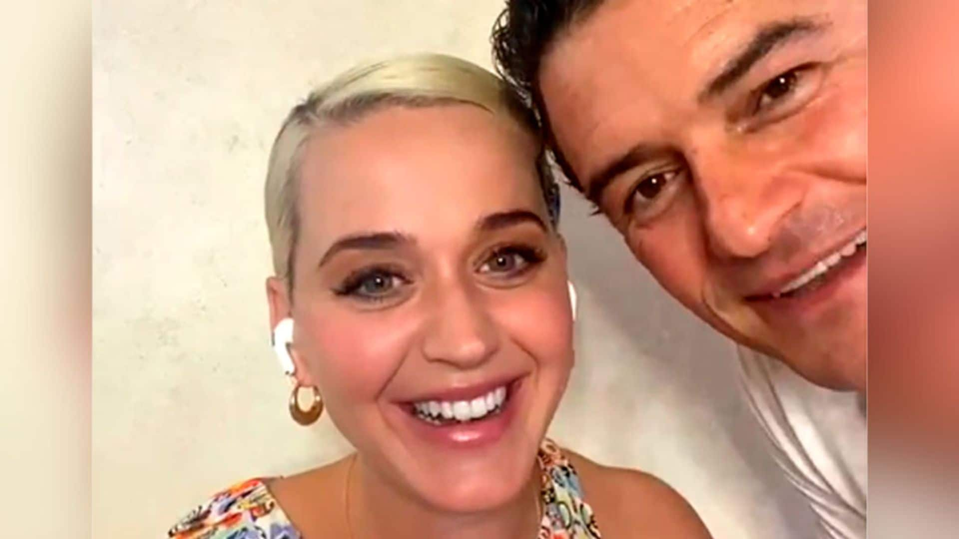 Orlando Bloom se 'cuela' en una videollamada de Katy Perry con una tostada de aguacate y un beso