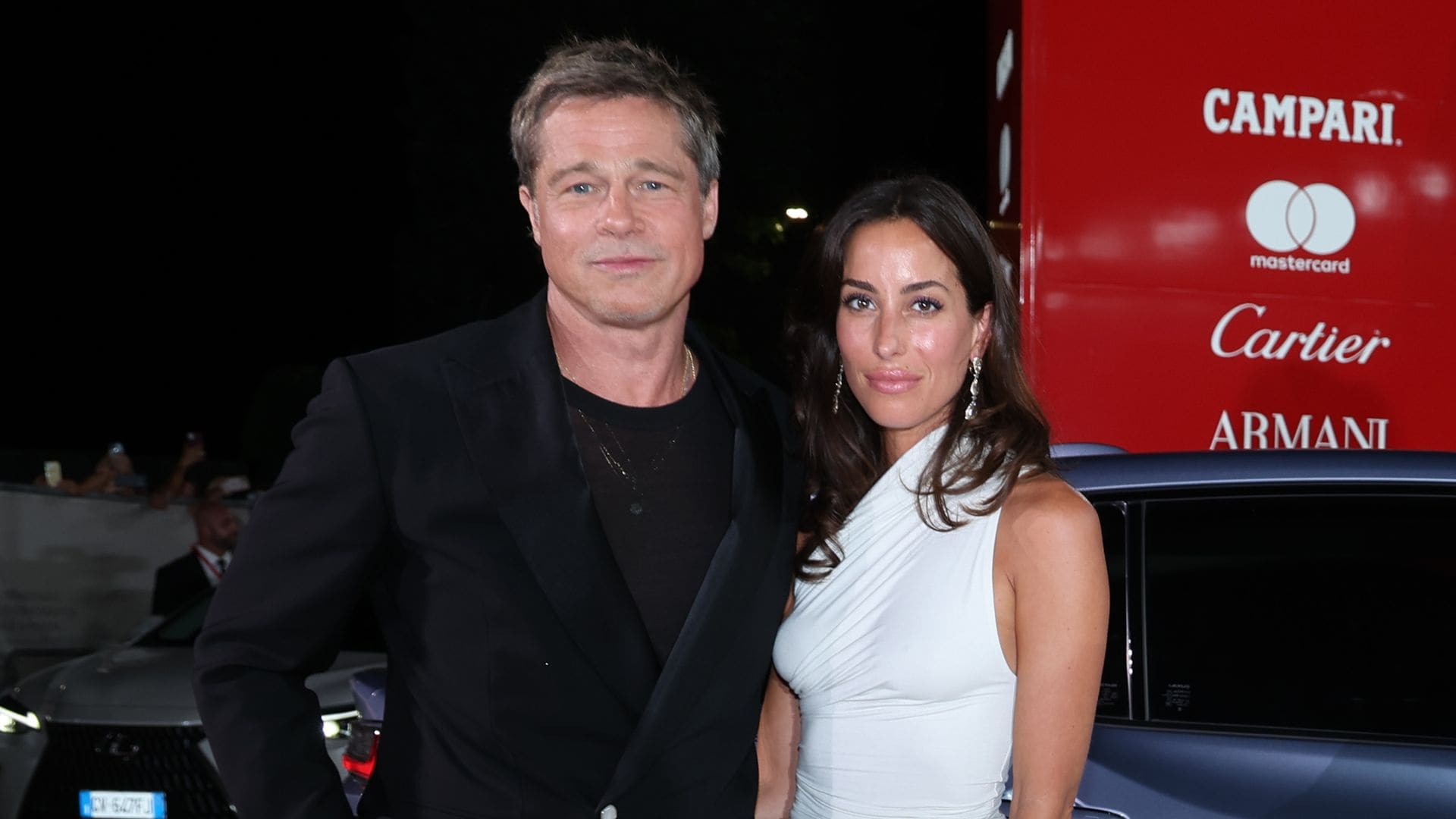 Brad Pitt y su novia debutan como pareja sobre una alfombra roja en Venencia