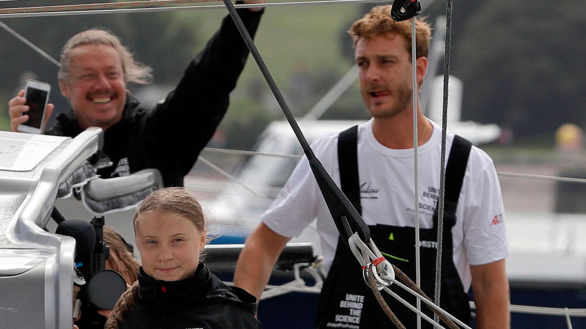 Pierre Casiraghi y Greta Thunberg alcanzan aguas españolas y ven delfines en su primera noche en el mar