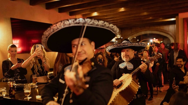 Mariachis tocando en un restaurante mexicano en Madrid