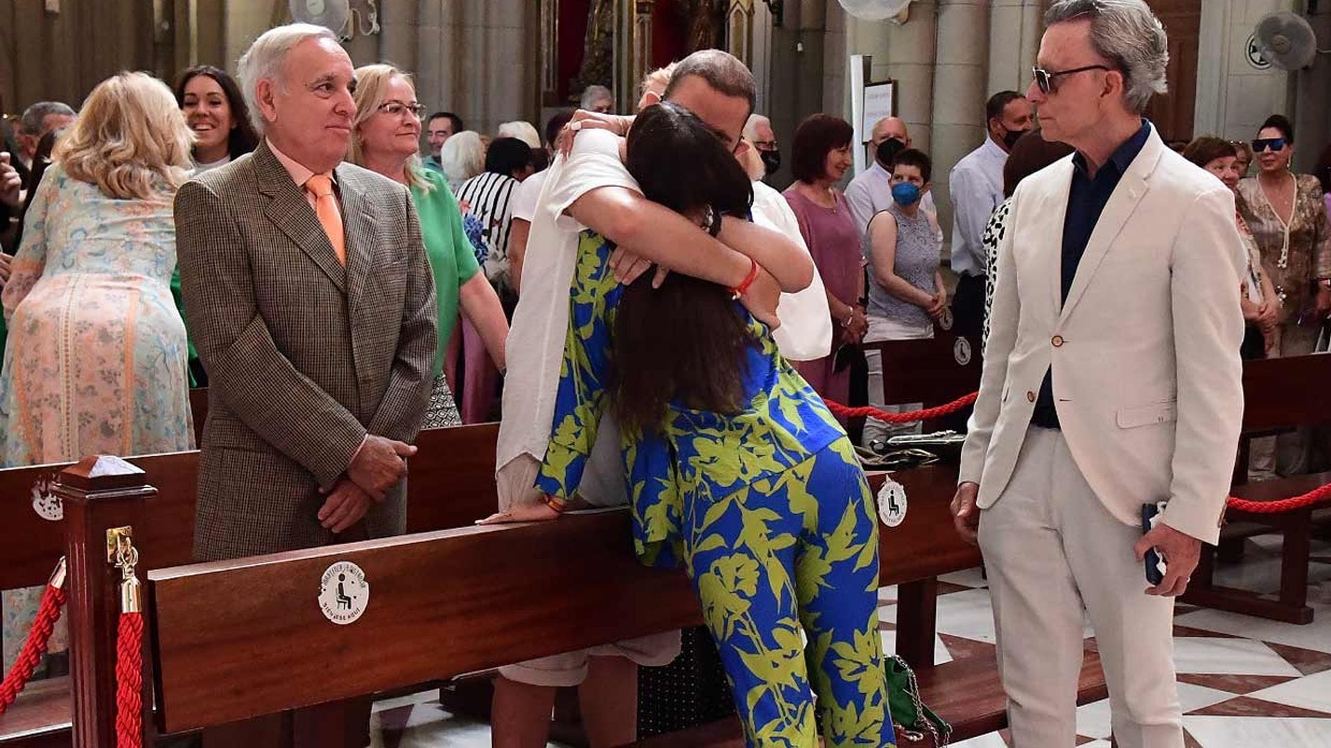 El emotivo abrazo de Gloria Camila con su sobrino, David Flores, en el Día Internacional de Rocío Jurado