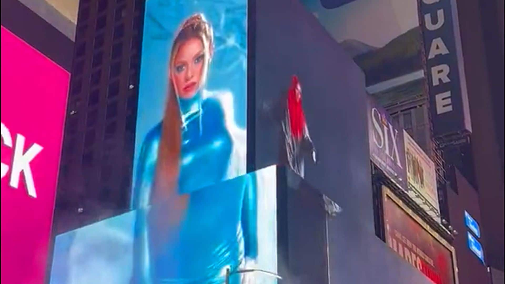 Shakira y Karol G desatan la locura en Times Square con el adelanto de su tema