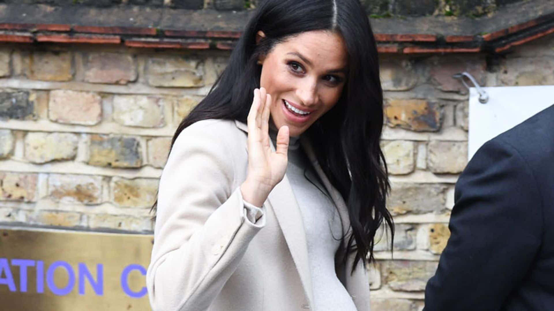 Meghan Markle marca curvas premamá con un vestido de 28 euros