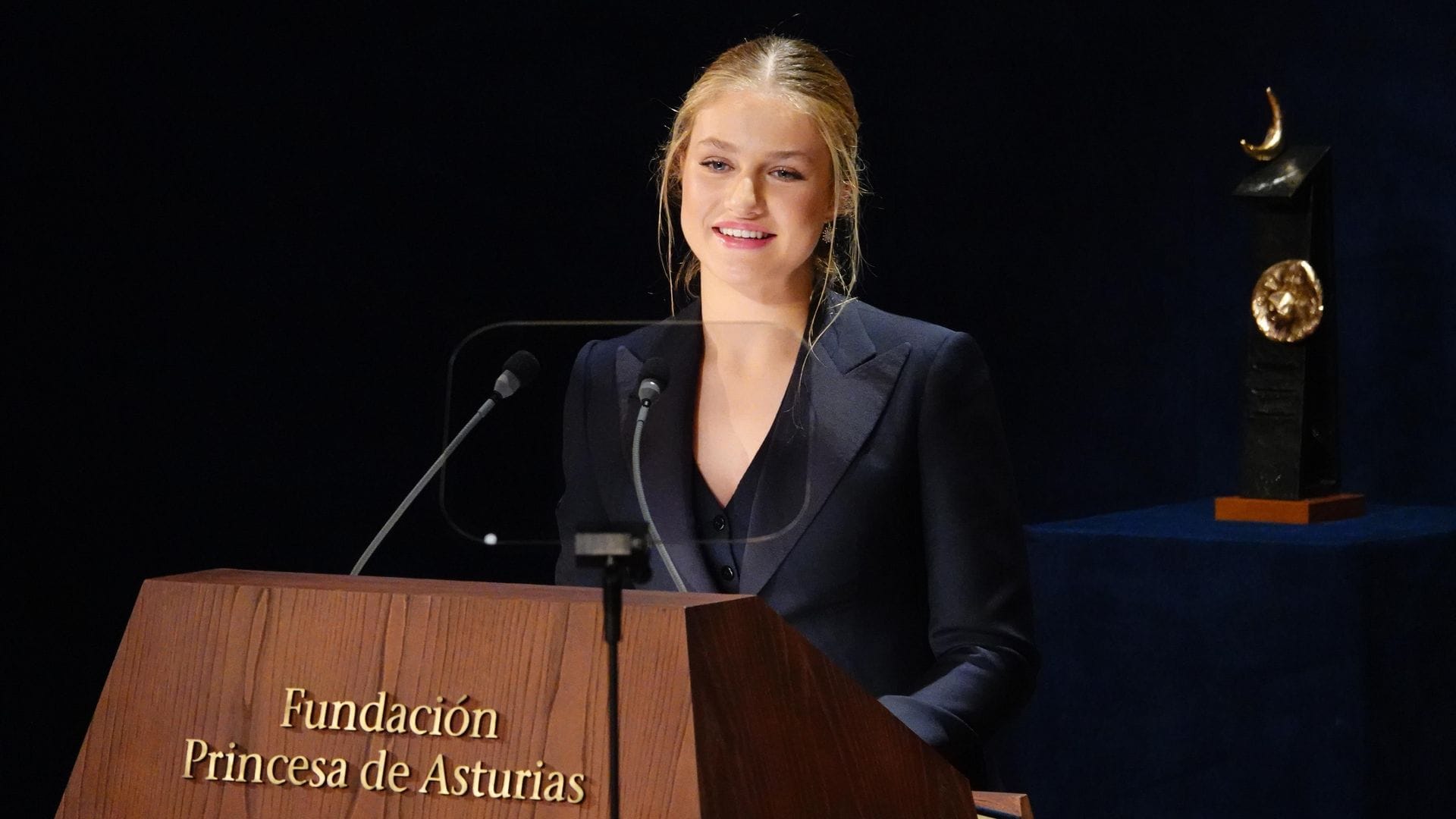 Leonor hace una oda a Serrat en el último discurso de su adolescencia:  'Hoy puede ser un gran día y mañana, también'