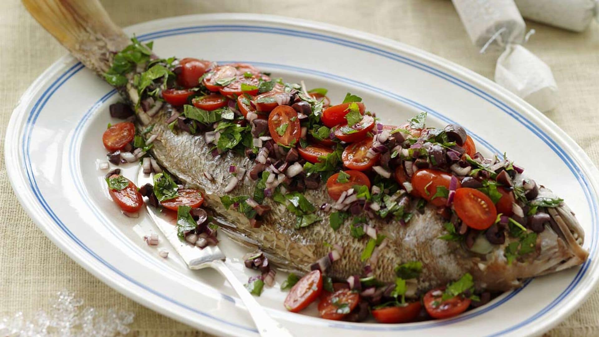 Pargo al horno con tomates y aceitunas