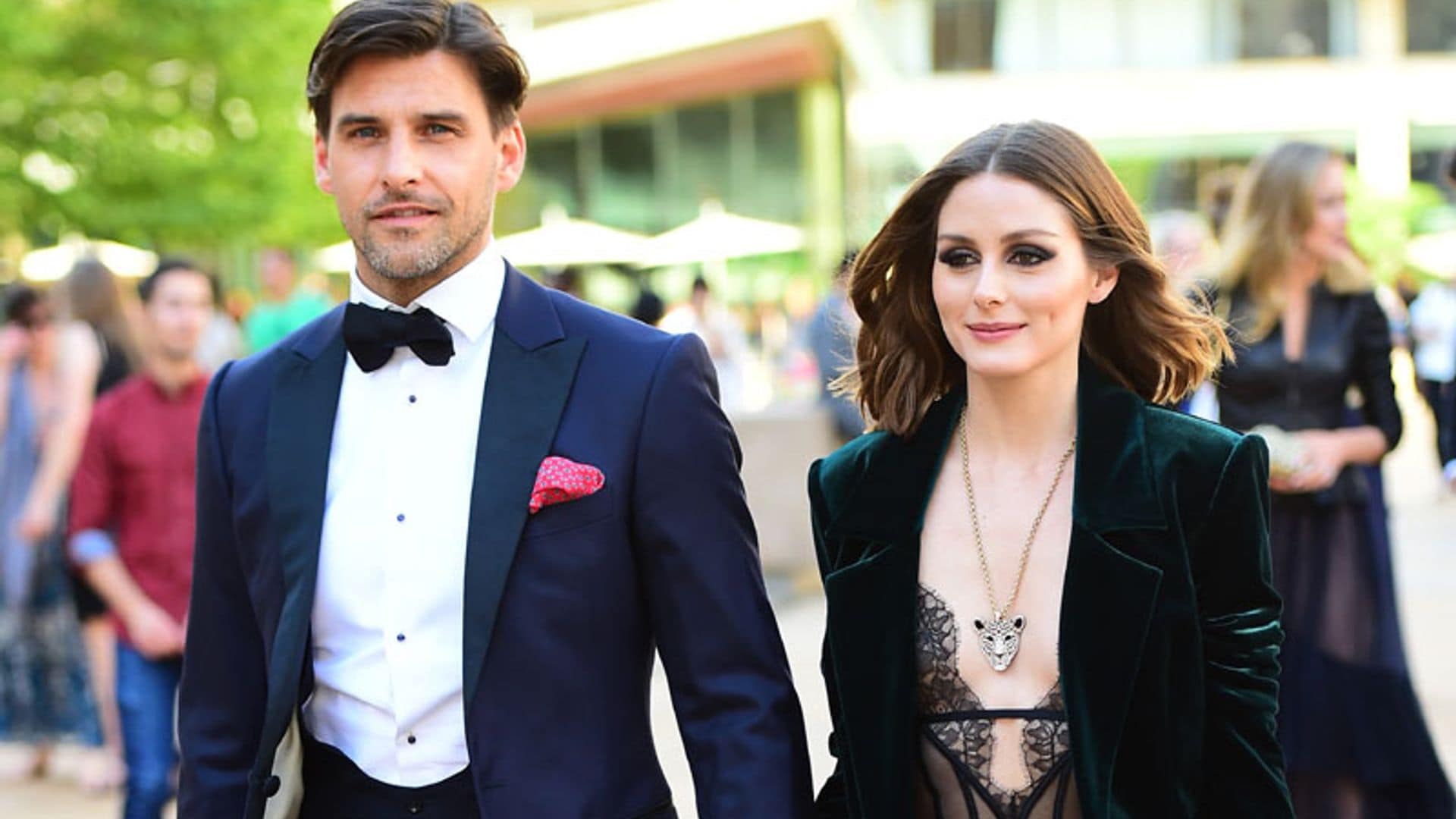 Olivia Palermo recicla su traje del año pasado, esta vez con escotazo