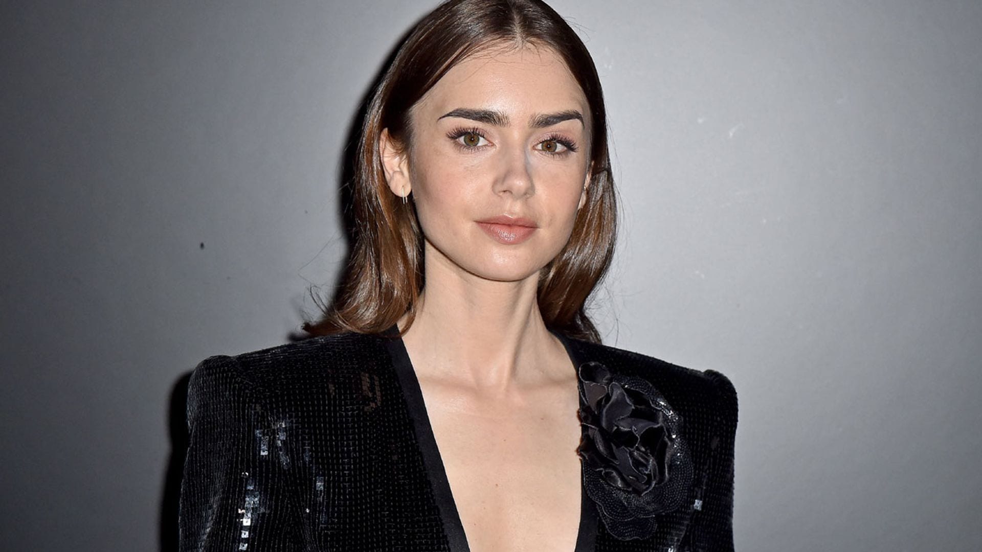 La razón por la que Lily Collins es el icono de moda de 2020