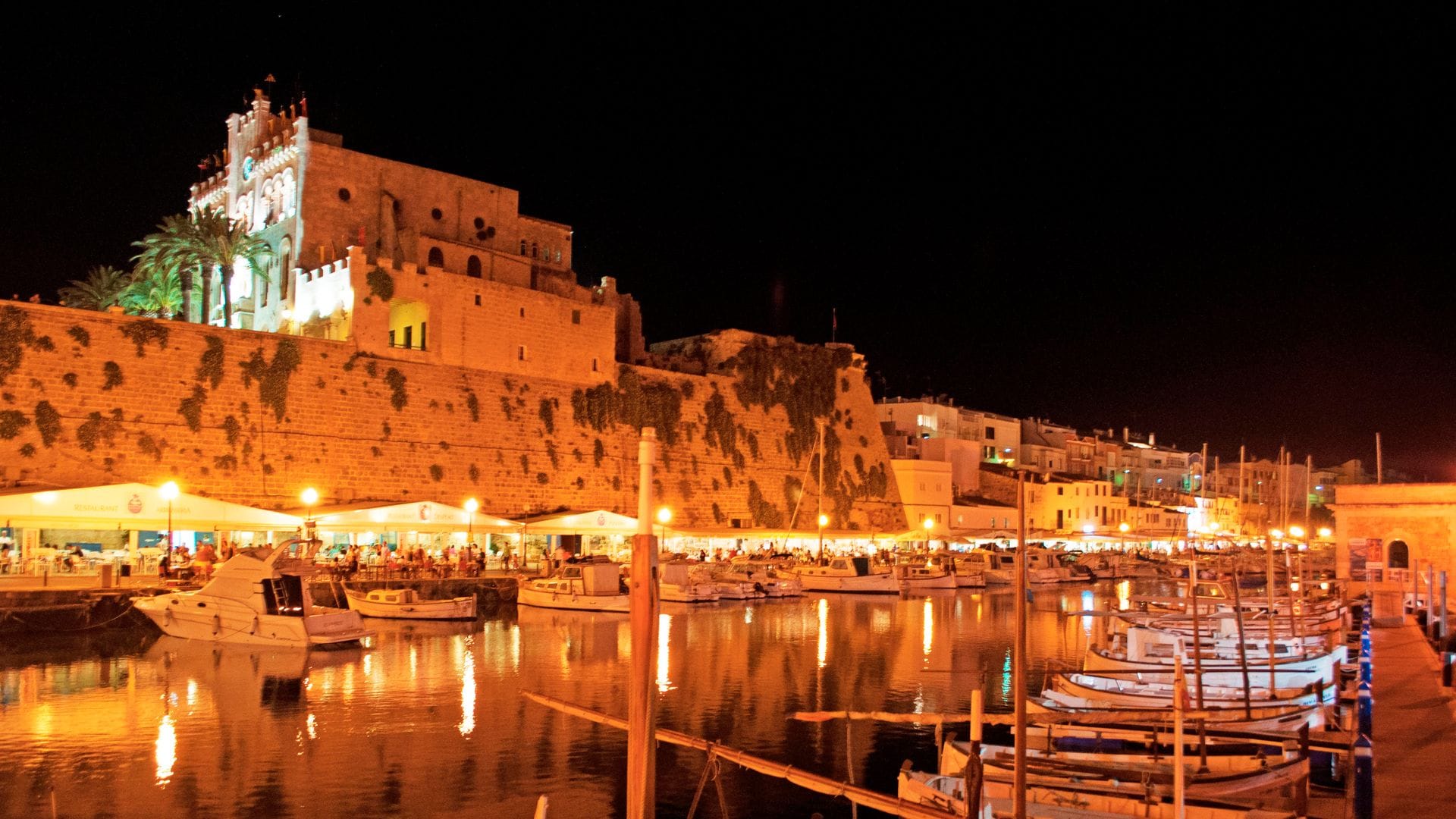 Noche junto a las murallas de Ciutadella en Menorca