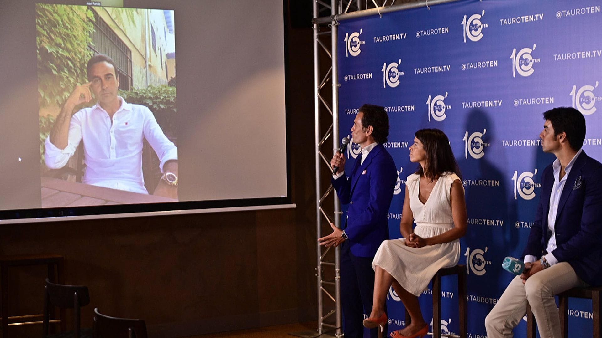 Enrique Ponce reaparece por videollamada en la presentación de una nueva plataforma taurina