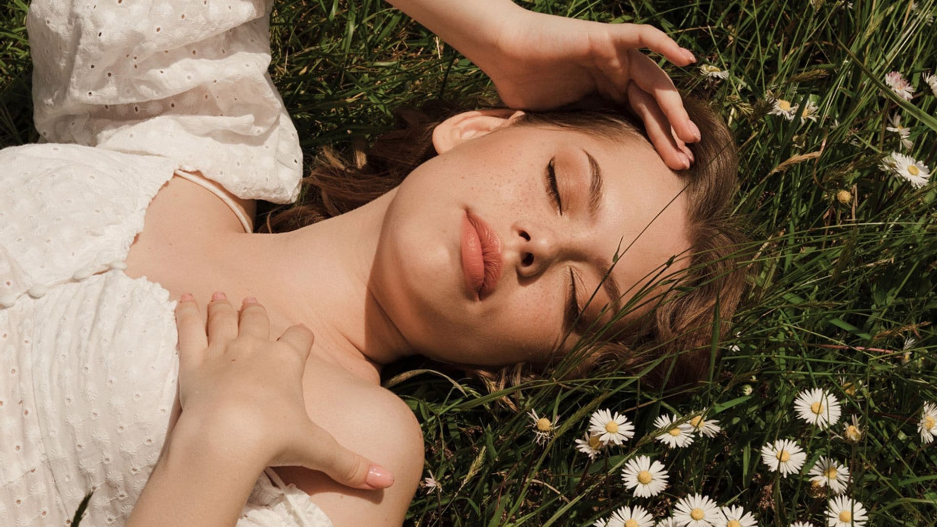 mujer tomando el sol