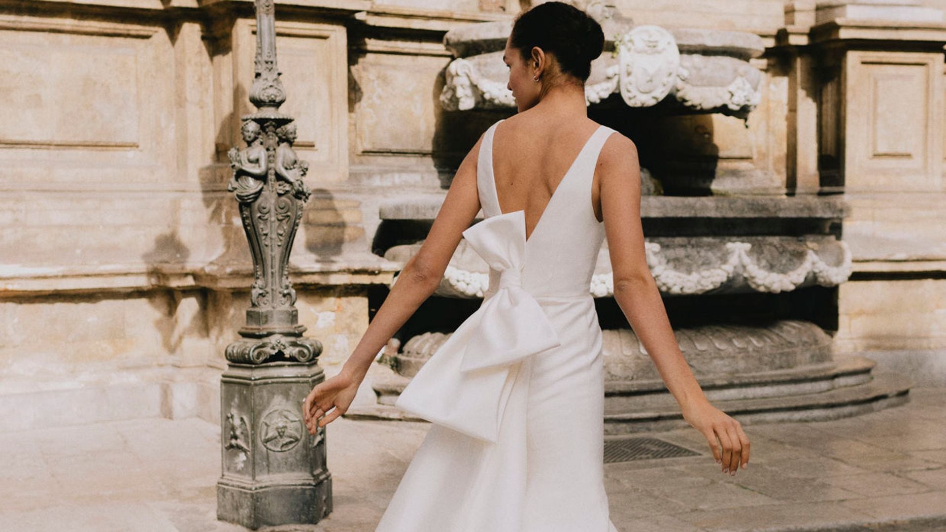 12 vestidos de novia con la espalda descubierta perfectos para bodas de verano