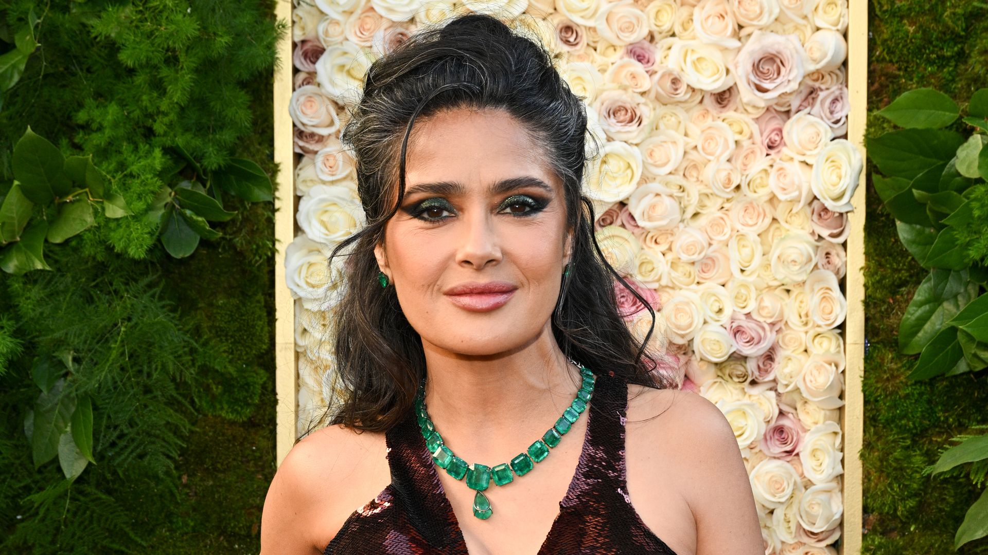 Salma Hayek luce sus canas con orgullo en la alfombra roja de los Golden Globes 2025