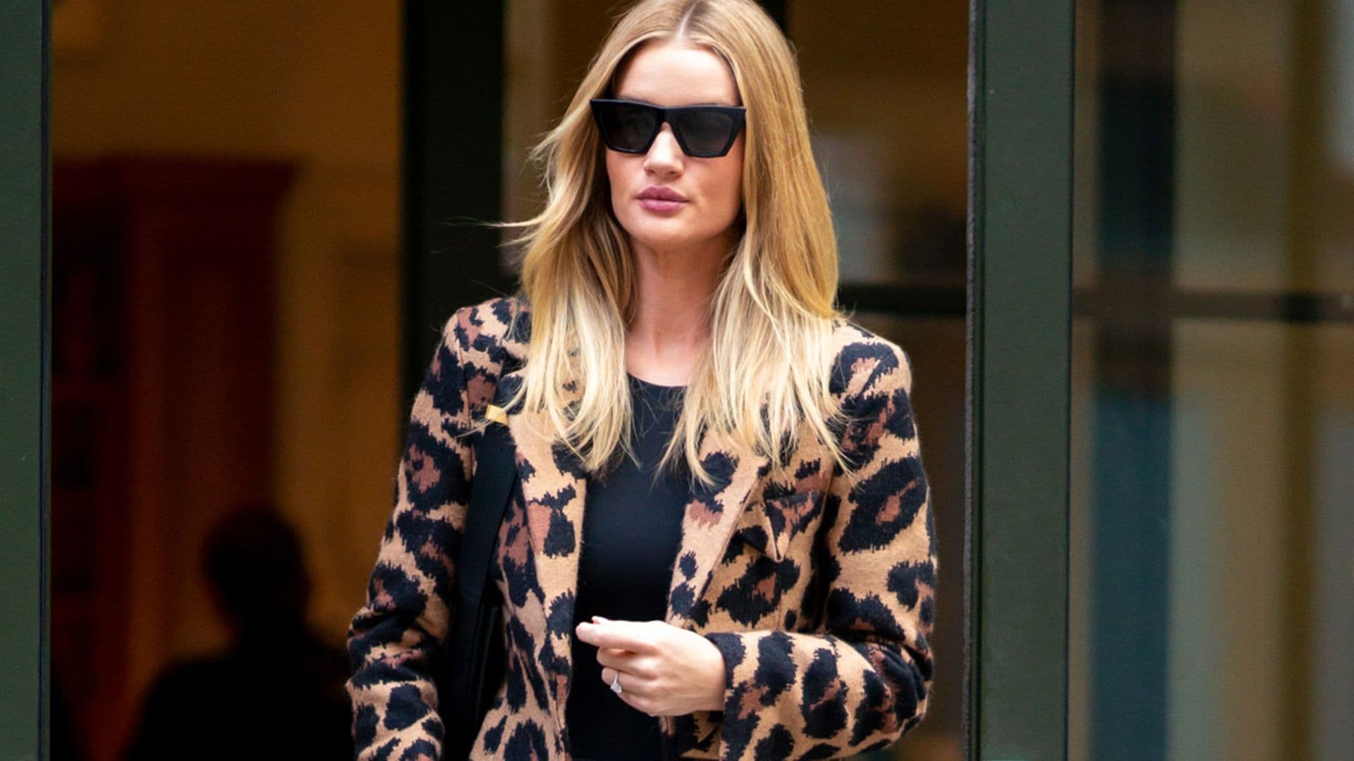 Rosie Huntington-Whiteley ha renunciado a los vaqueros por estos pantalones