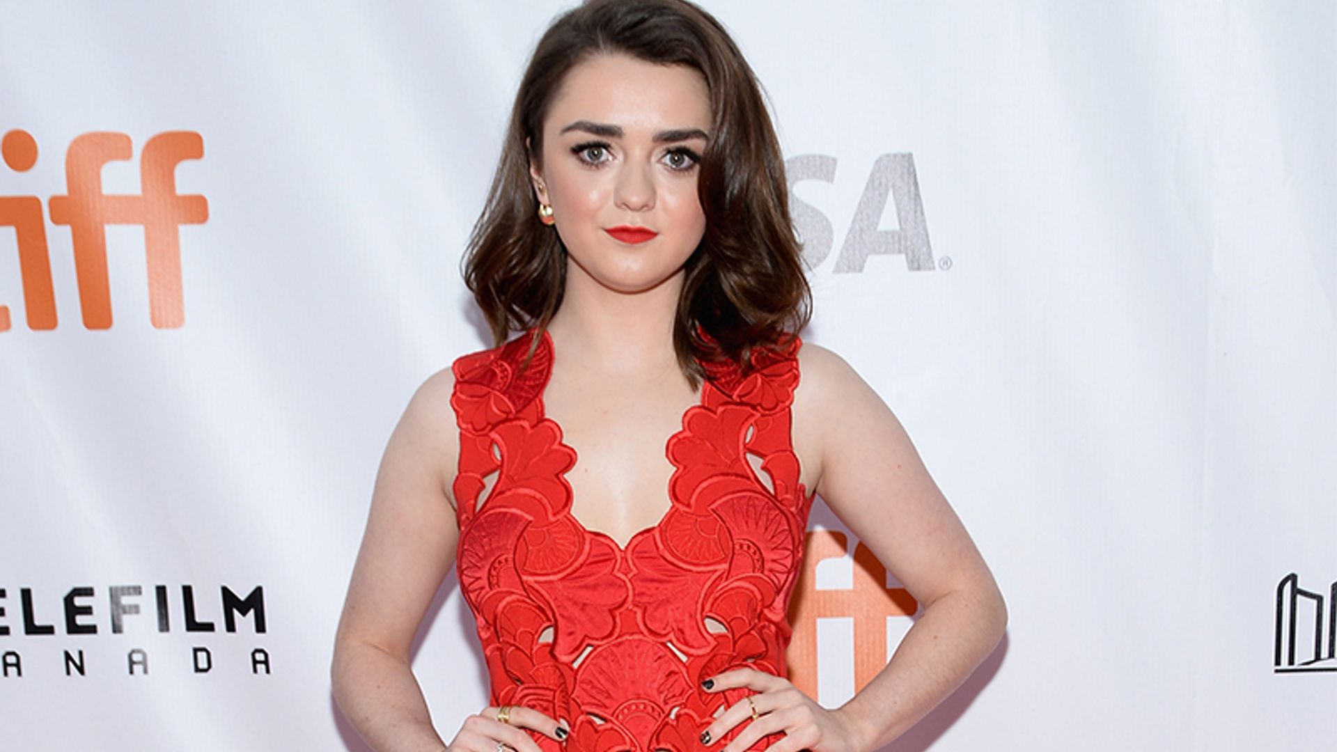 Colores llamativos para vestidos deslumbrantes, por Maisie Williams