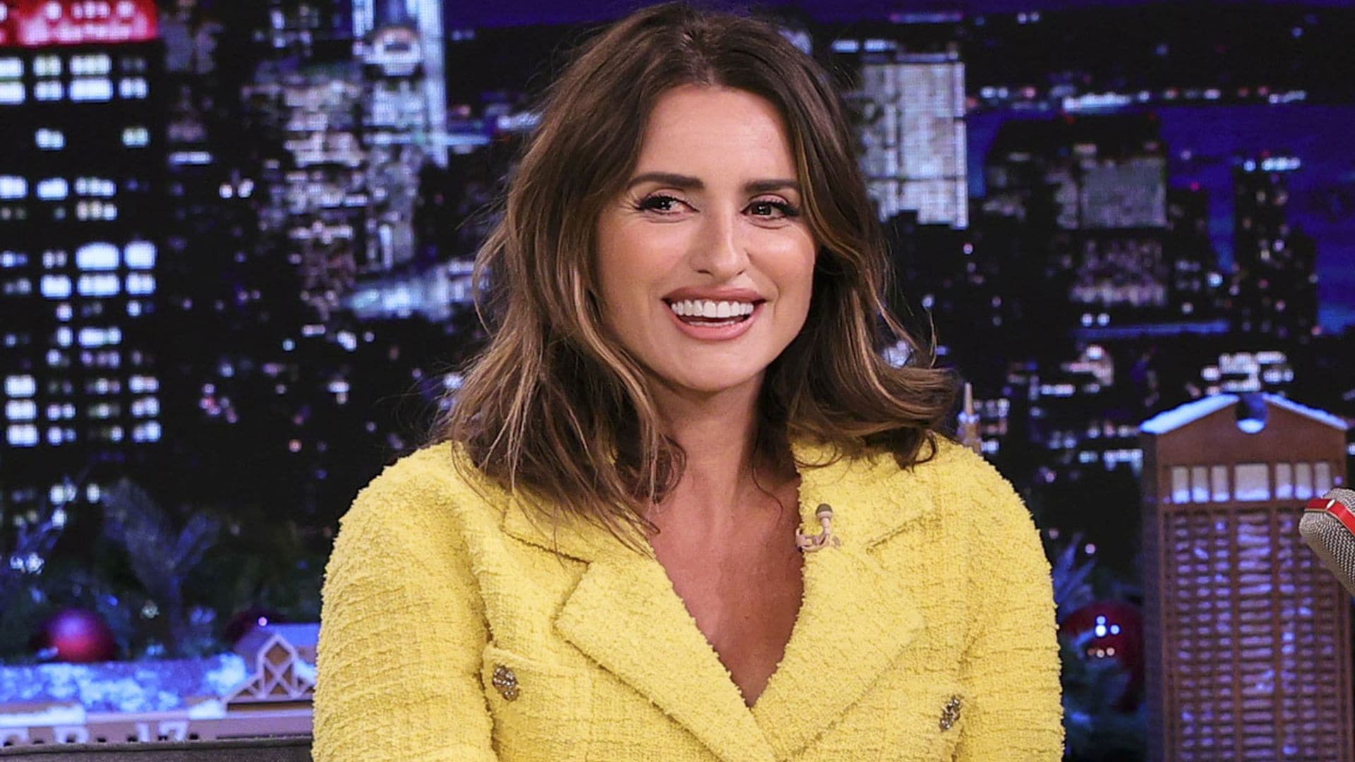 penelope cruz minifalda chaqueta traje amarillo