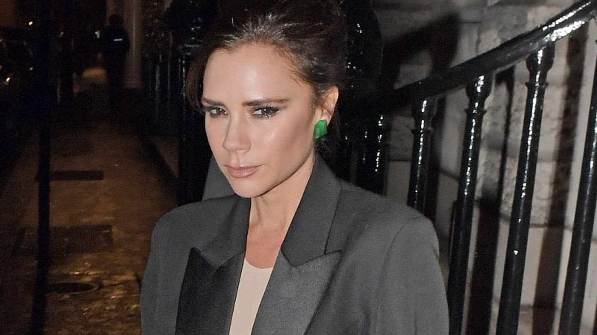 El nuevo mantra de Victoria Beckham: llevarás purpurina roja en tus accesorios de fiesta