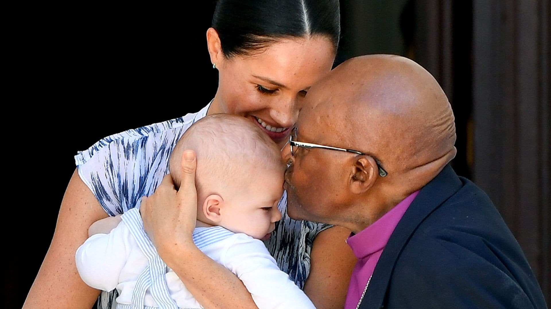 Los duques de Sussex rescatan esta tierna imagen de Archie para despedir a Desmond Tutu