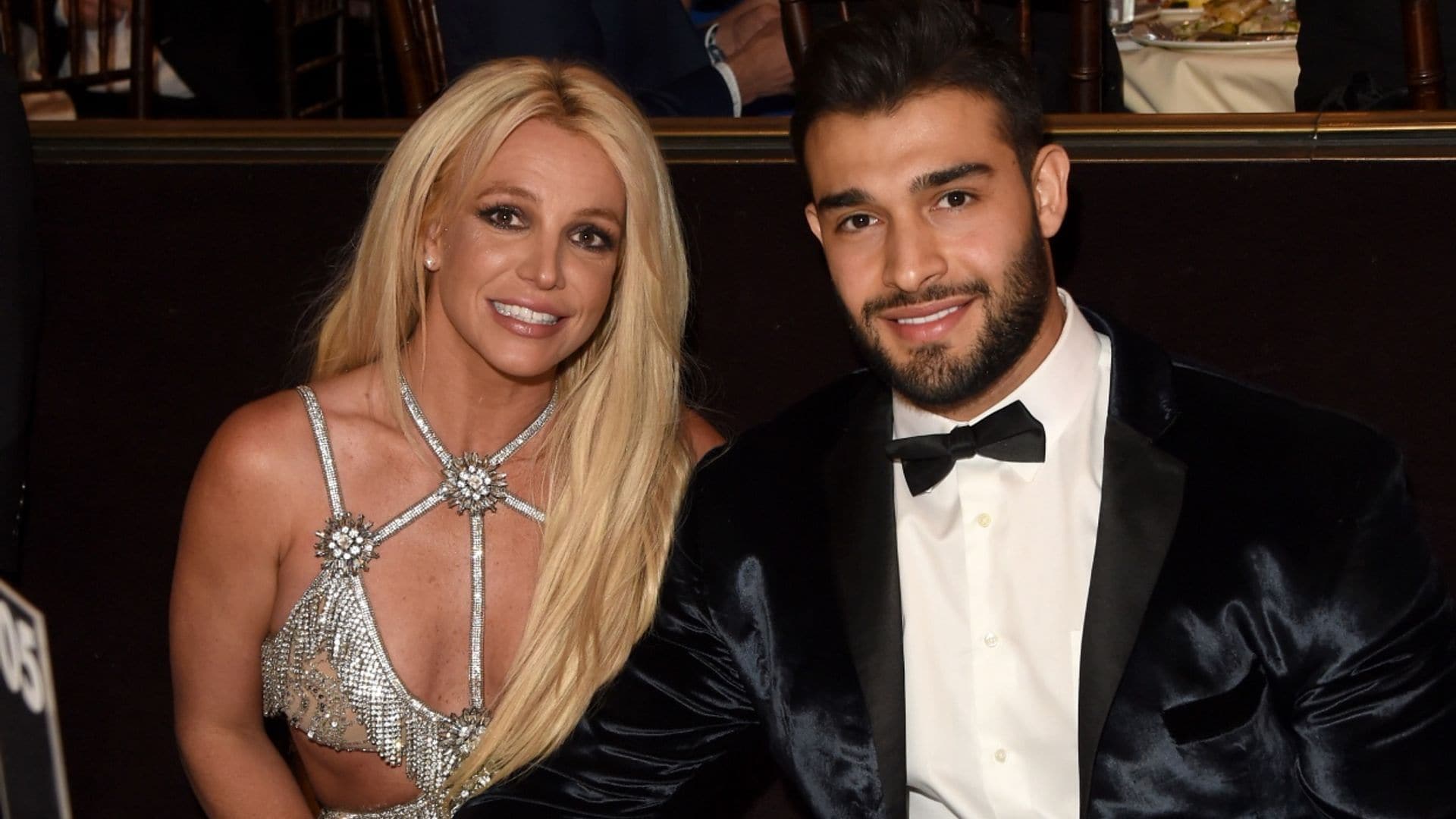 Blanco, radiante y con un 'intruso': Britney Spears comparte una parte de su vestido de novia