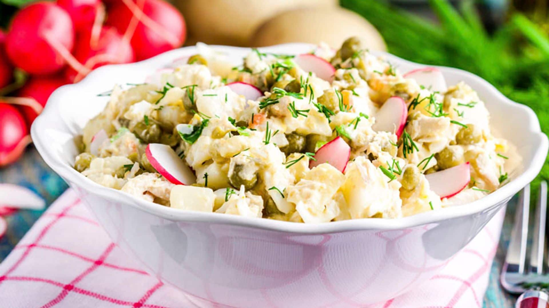 Ensalada alemana de patata, rabanito y pepinillo