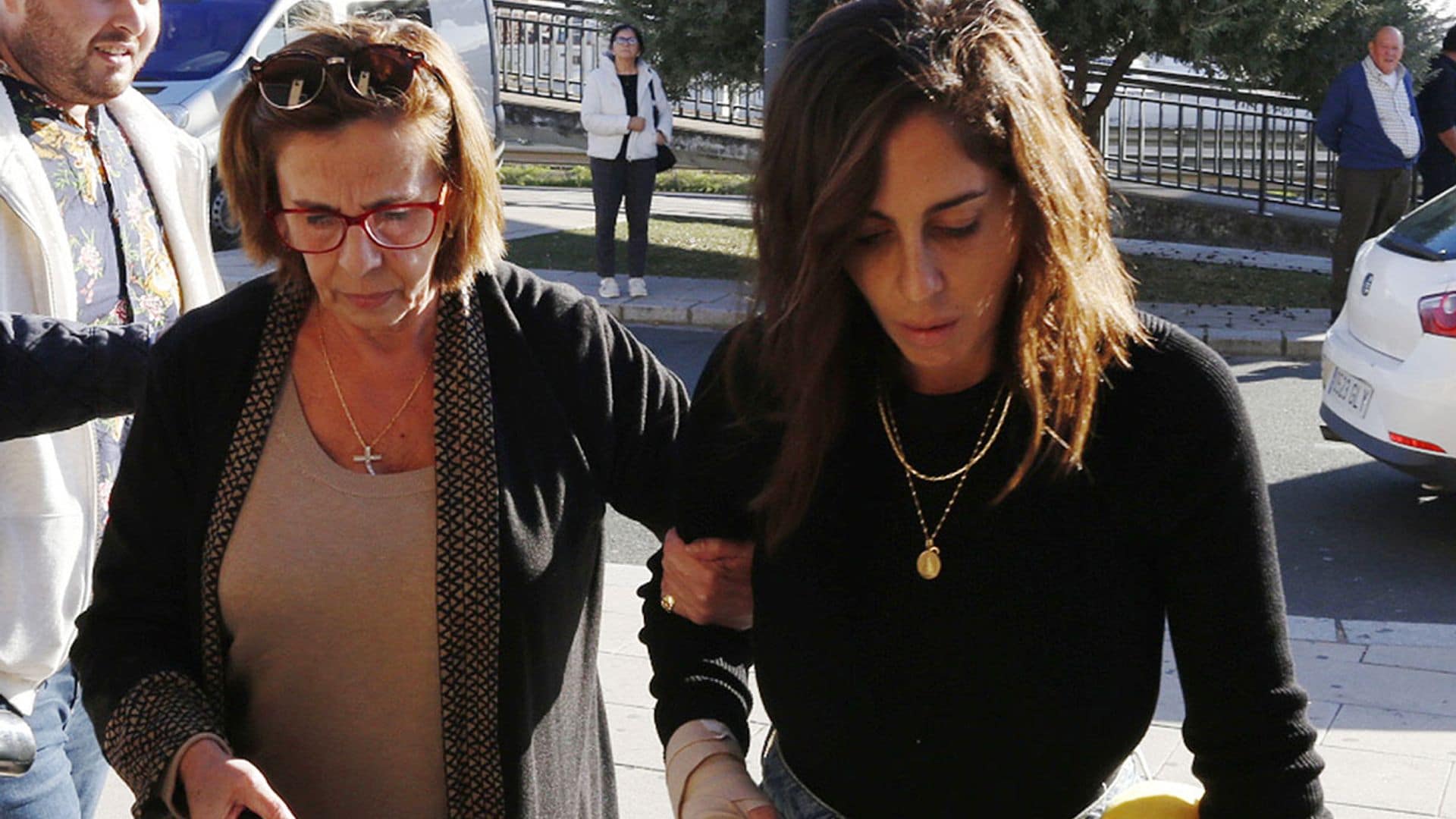 Anabel Pantoja, arropada por su madre y su primo Kiko Rivera, despide a su padre en el tanatario, donde se han vivido momentos de tensión