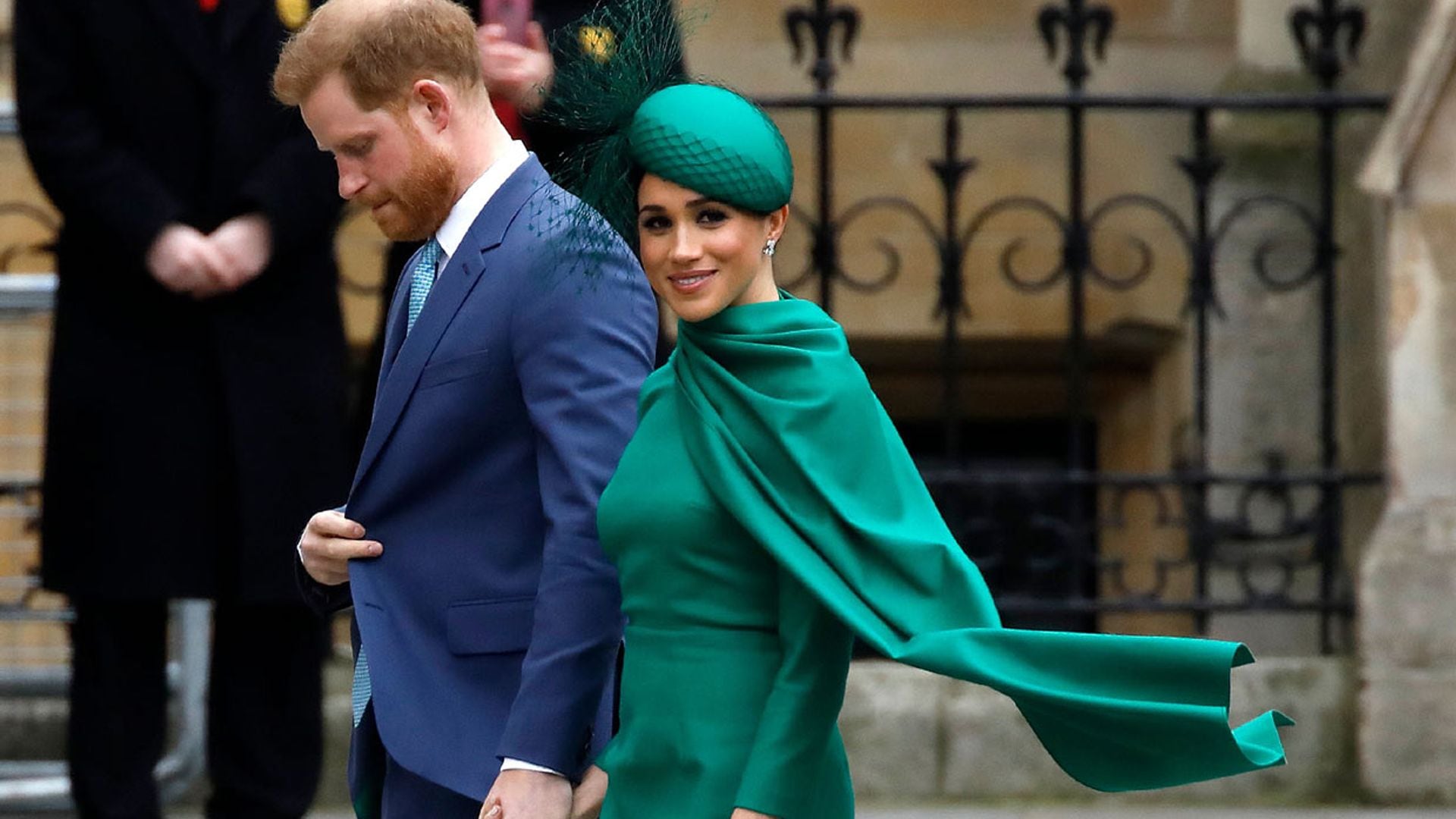 Meghan, imbatible con vestidazo de 'superwoman' en su último duelo de estilo frente a Kate