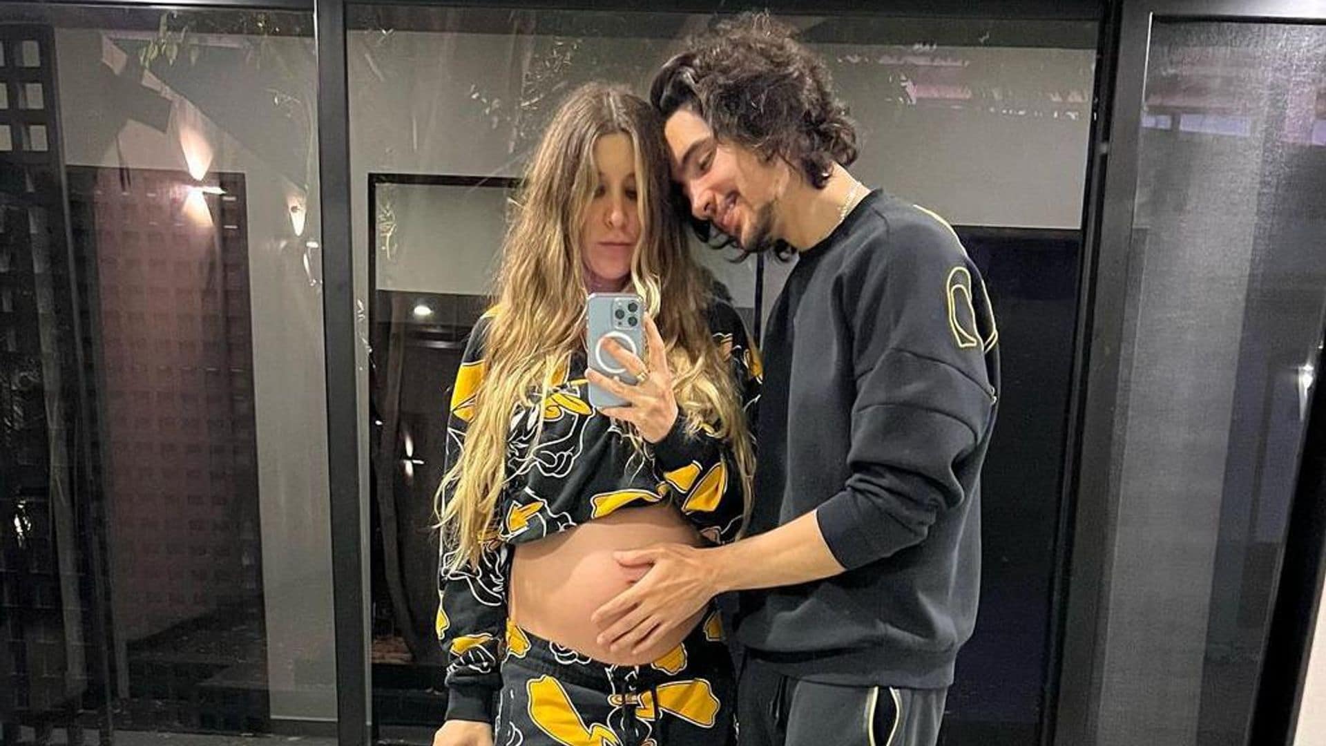 Álex Fernández y su esposa Alexia dan la bienvenida a su primera hija Mía