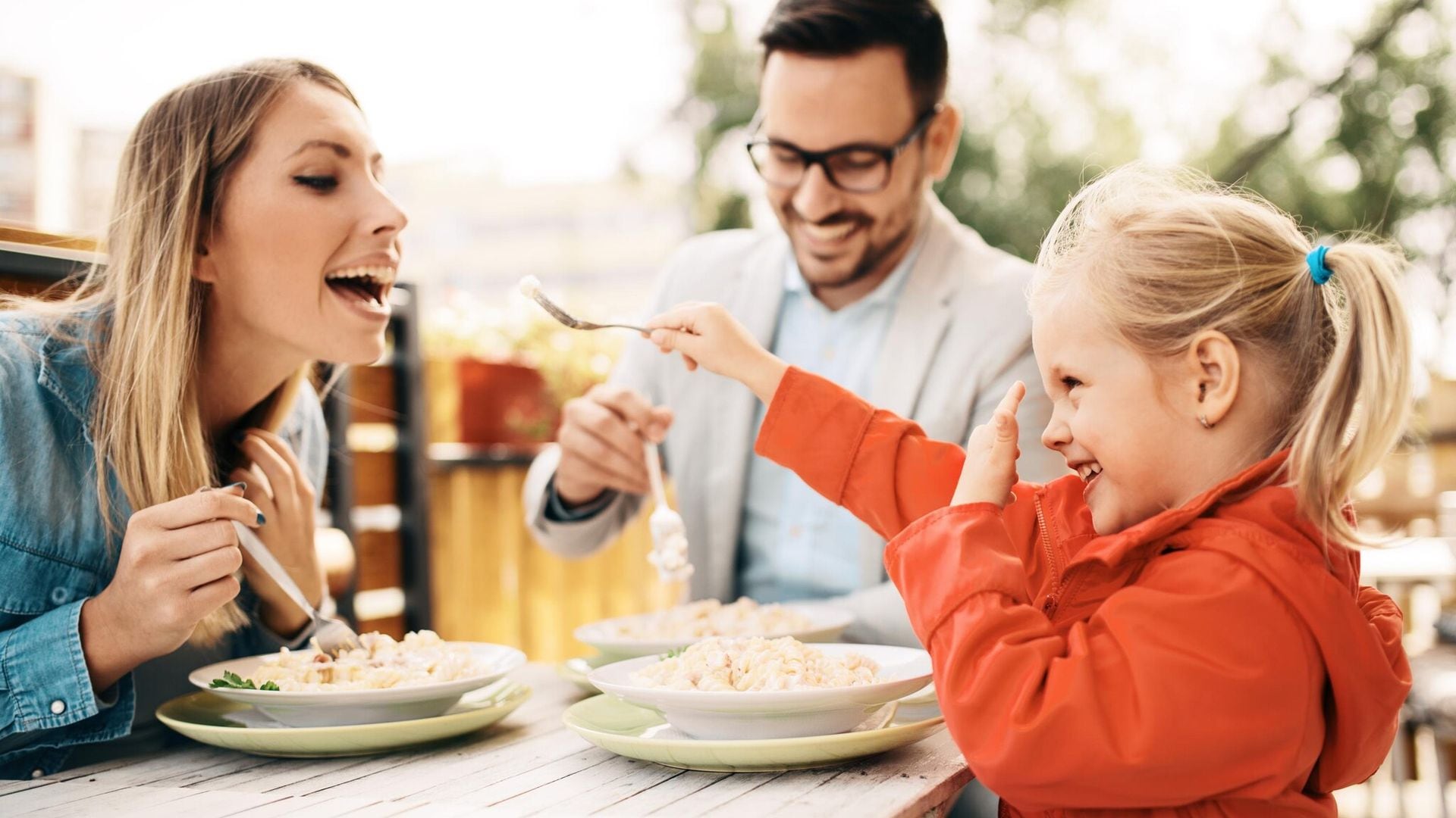 familia feliz comiendo