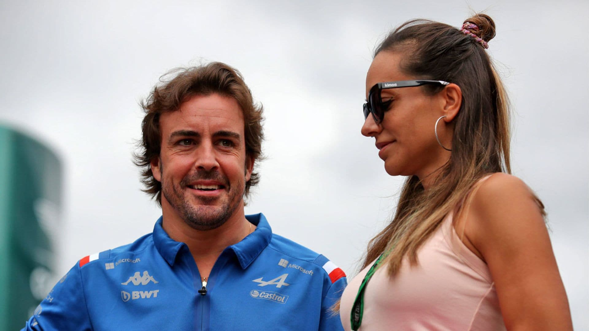 Las novias de Fernando Alonso y Carlos Sainz Jr., el mejor talismán de los españoles en el circuito de Hungría