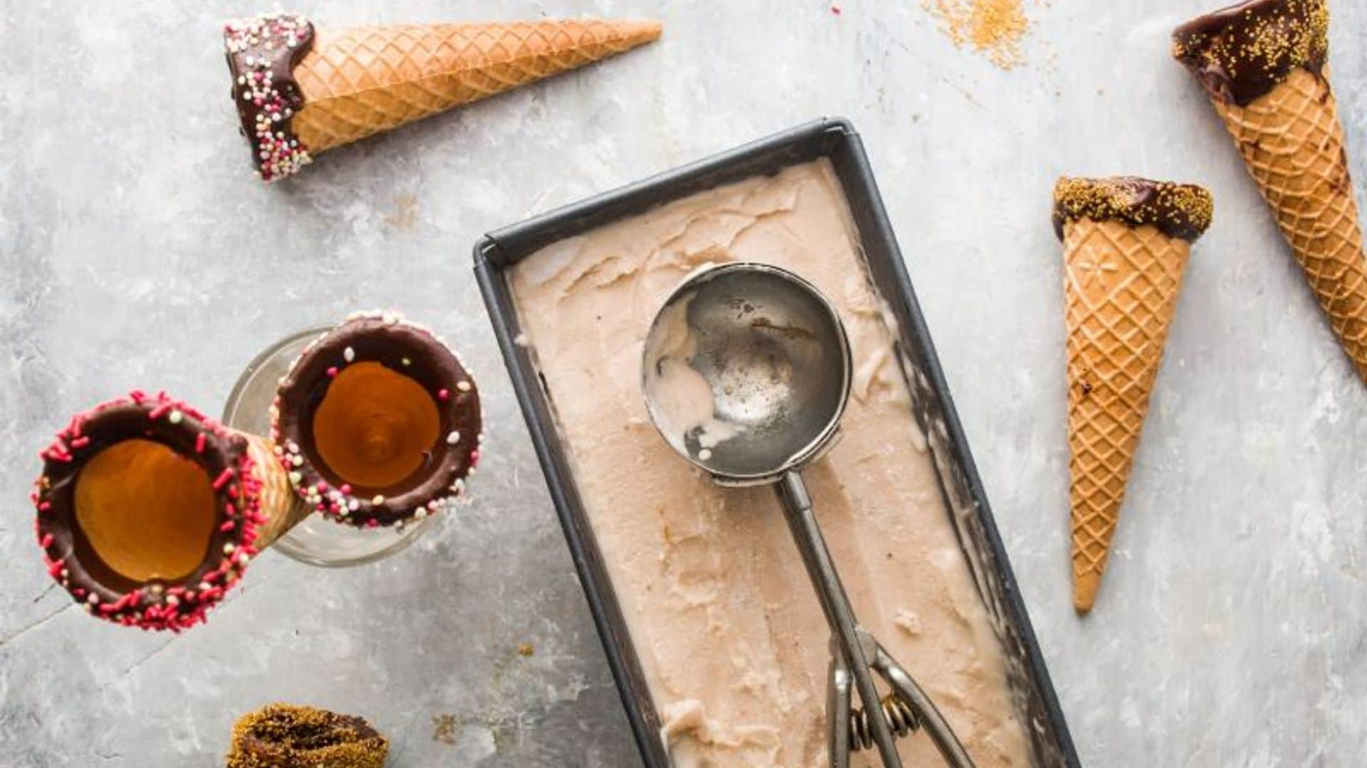 Helado de plátano con cucuruchos de chocolate