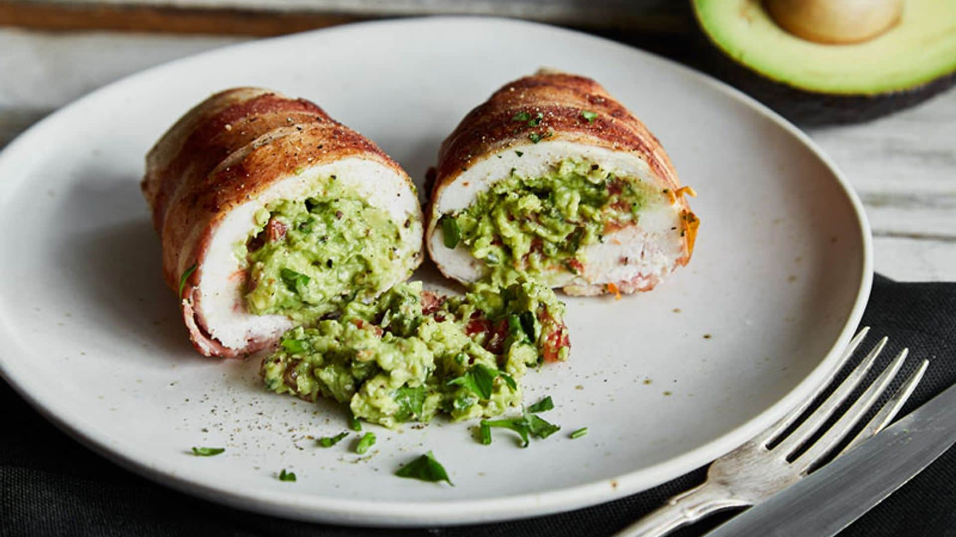 Pollo relleno de aguacate