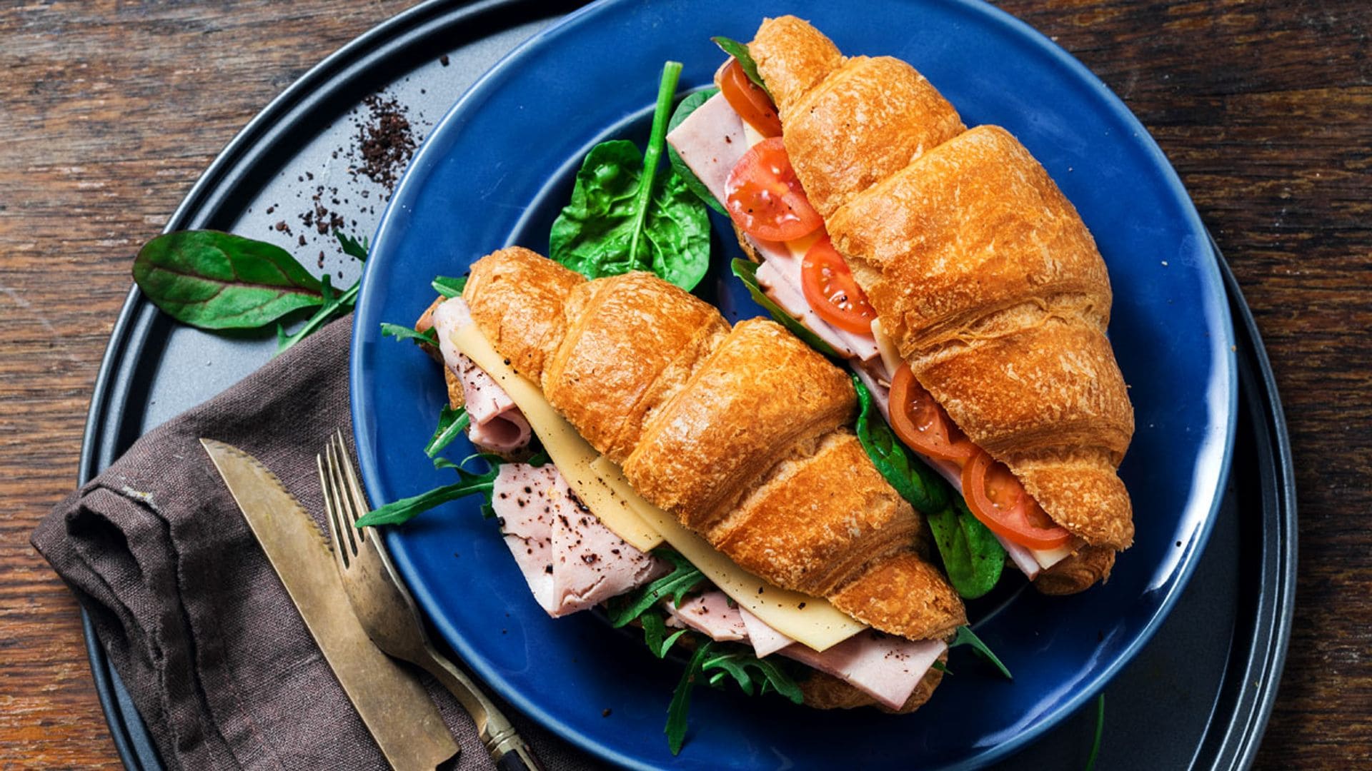 'Croissant' de pavo, queso, espinacas y tomate