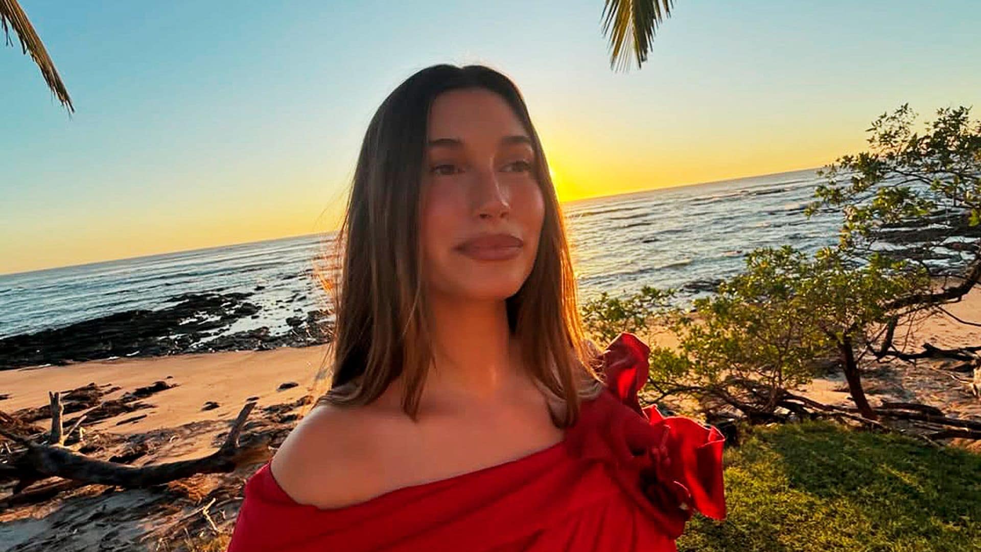 El vestido de inspiración española que Hailey Bieber ha estrenado durante una exclusiva boda en Costa Rica