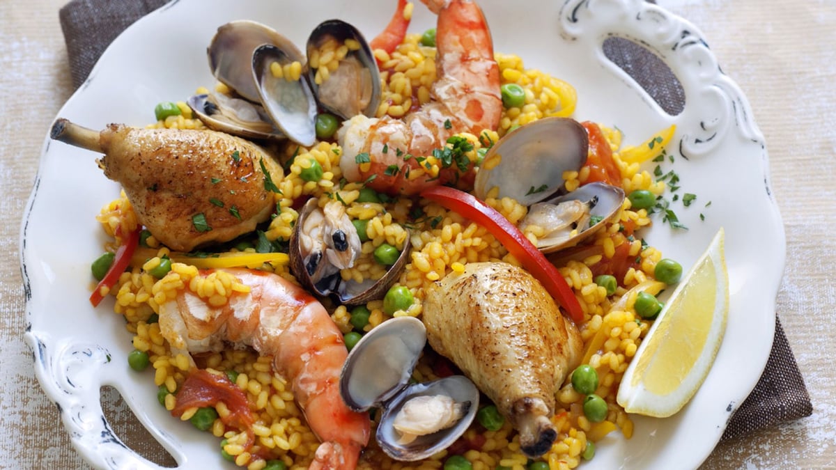 Arroz mixto con pollo, chirlas y langostinos