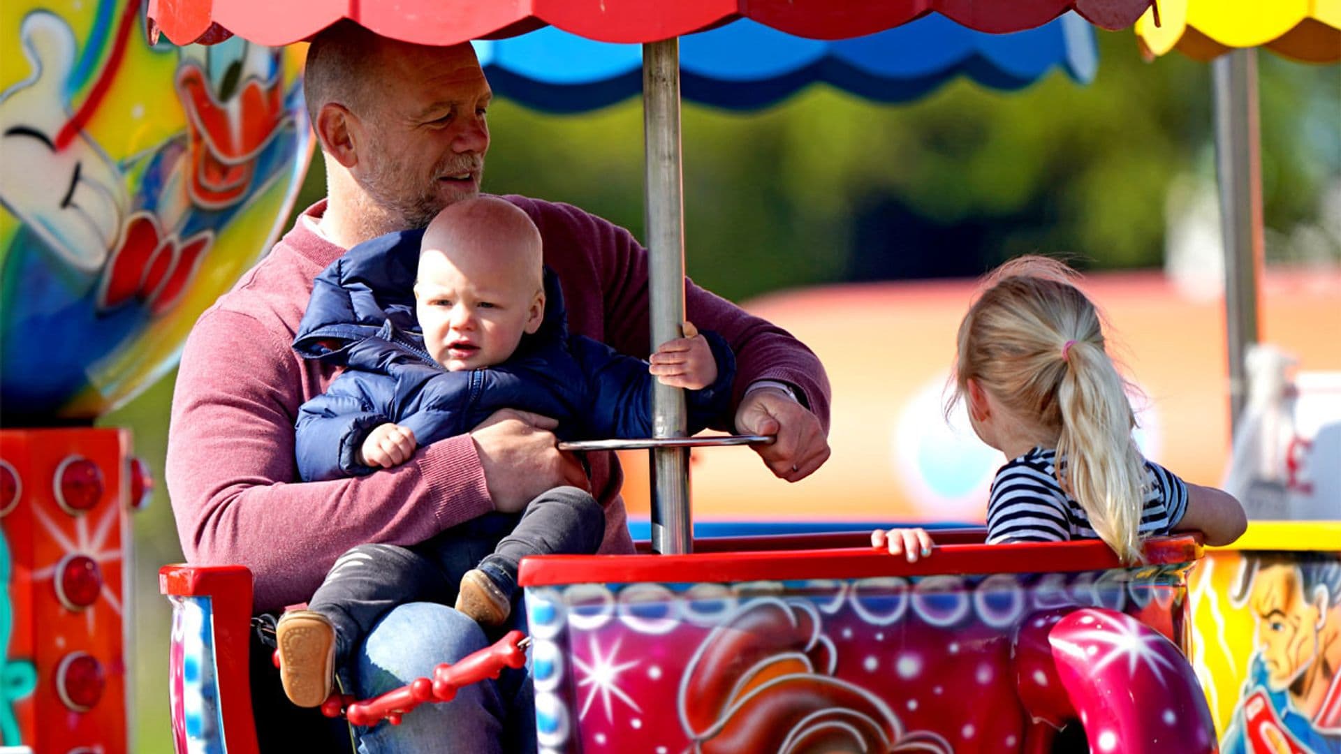 Zara Tindall se luce como amazona mientras su marido y sus hijos disfrutan del parque de atracciones
