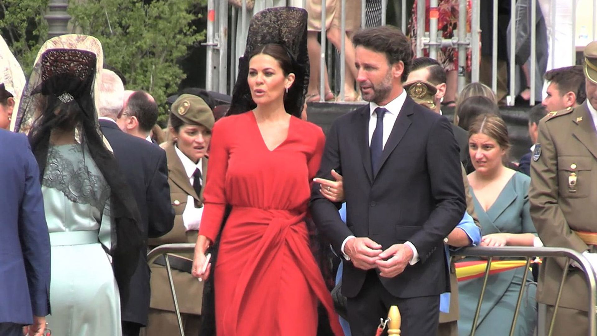 María José Suárez y Álvaro Muñoz Escassi, felices y enamorados, juran bandera en la Plaza de España de Sevilla