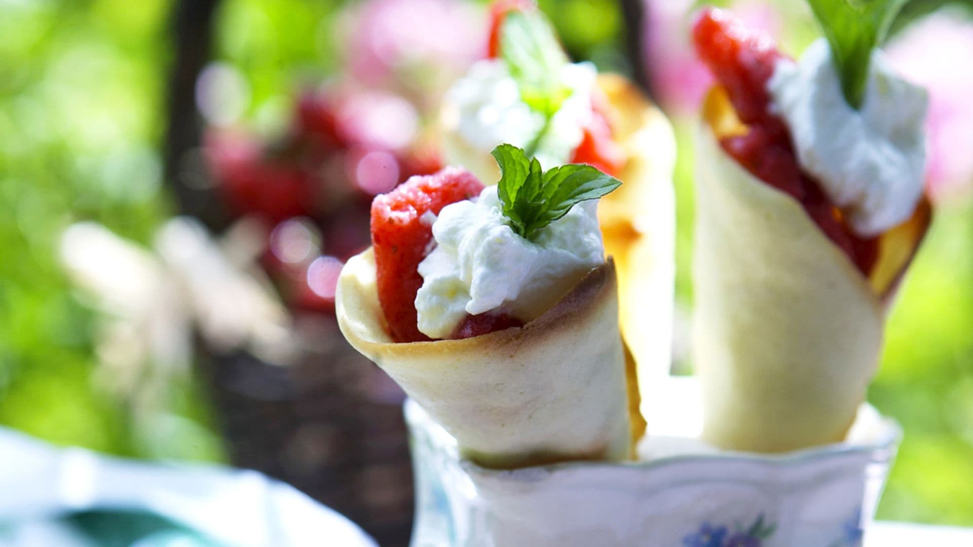 Cucuruchos crocantes de fresas con nata