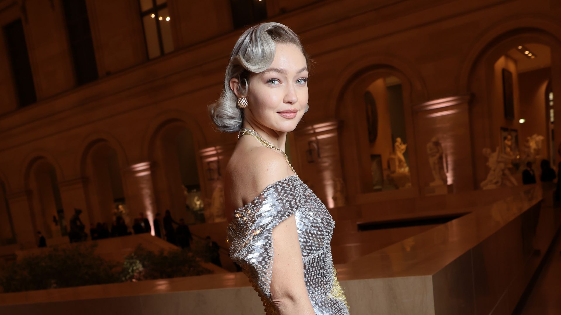 Gigi Hadid estrena peinado con pelo gris: una propuesta más para su lista de looks con pelo corto