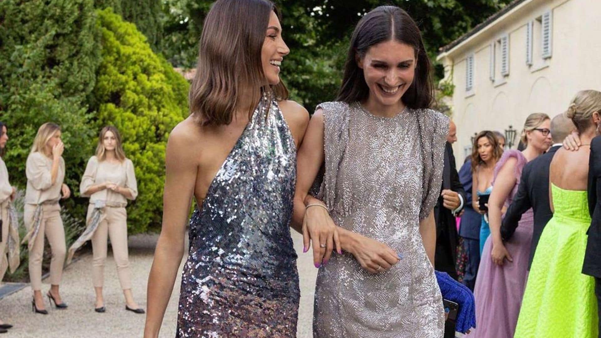 Las invitadas más 'cool' han encontrado el relevo de los vestidos lisos: lentejuelas ✨