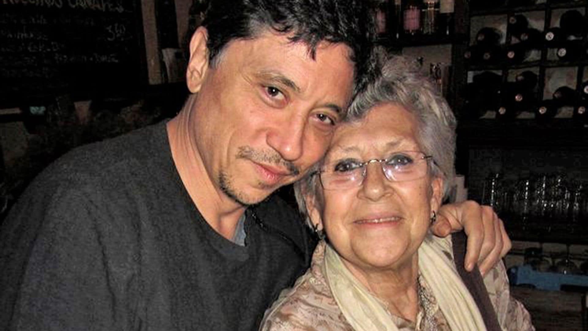 La entrañable fotografía familiar de más de 40 años con la que Carlos Bardem despide a su madre