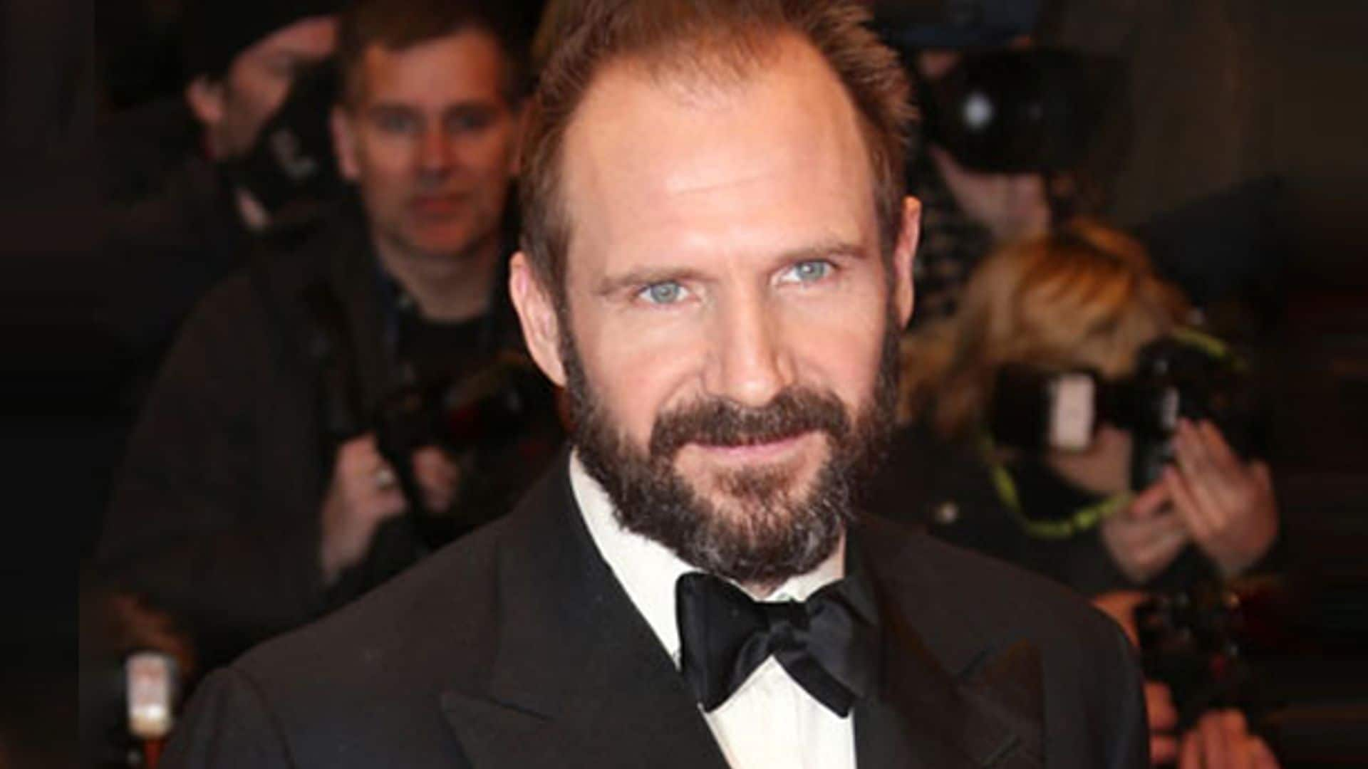 El actor Ralph Fiennes cambia la alfombra roja por el Camino de Santiago