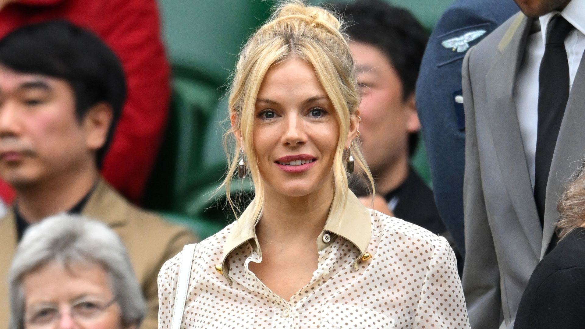 El look ‘lady’ de Sienna Miller o cómo ser la invitada más bohemia de Wimbledon (y en cualquier evento de día)