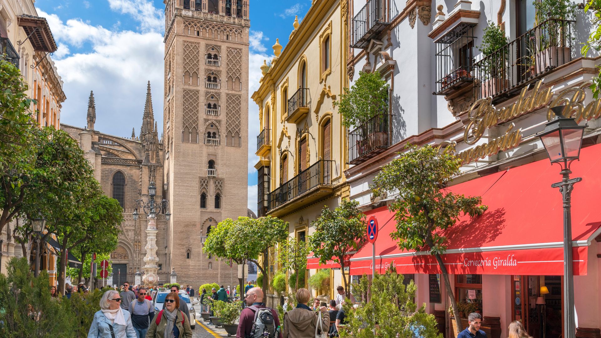 Guía para disfrutar una ‘jartá’ de Sevilla, tu próximo viaje en tren