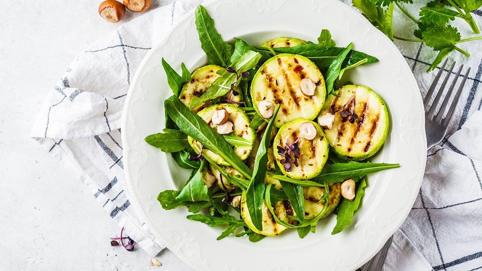 Ensalada de rúcula, calabacín a la parrilla y avellanas