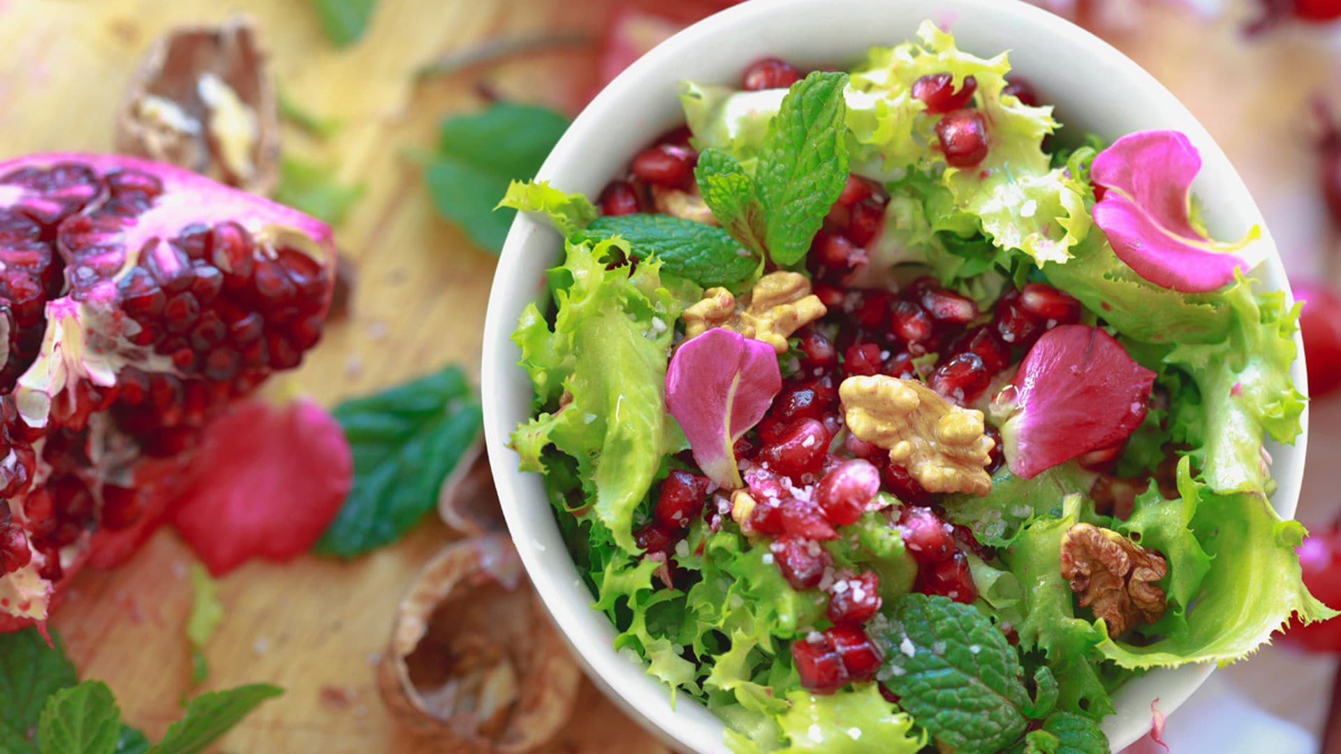 Ensalada de escarola con granada y nueces