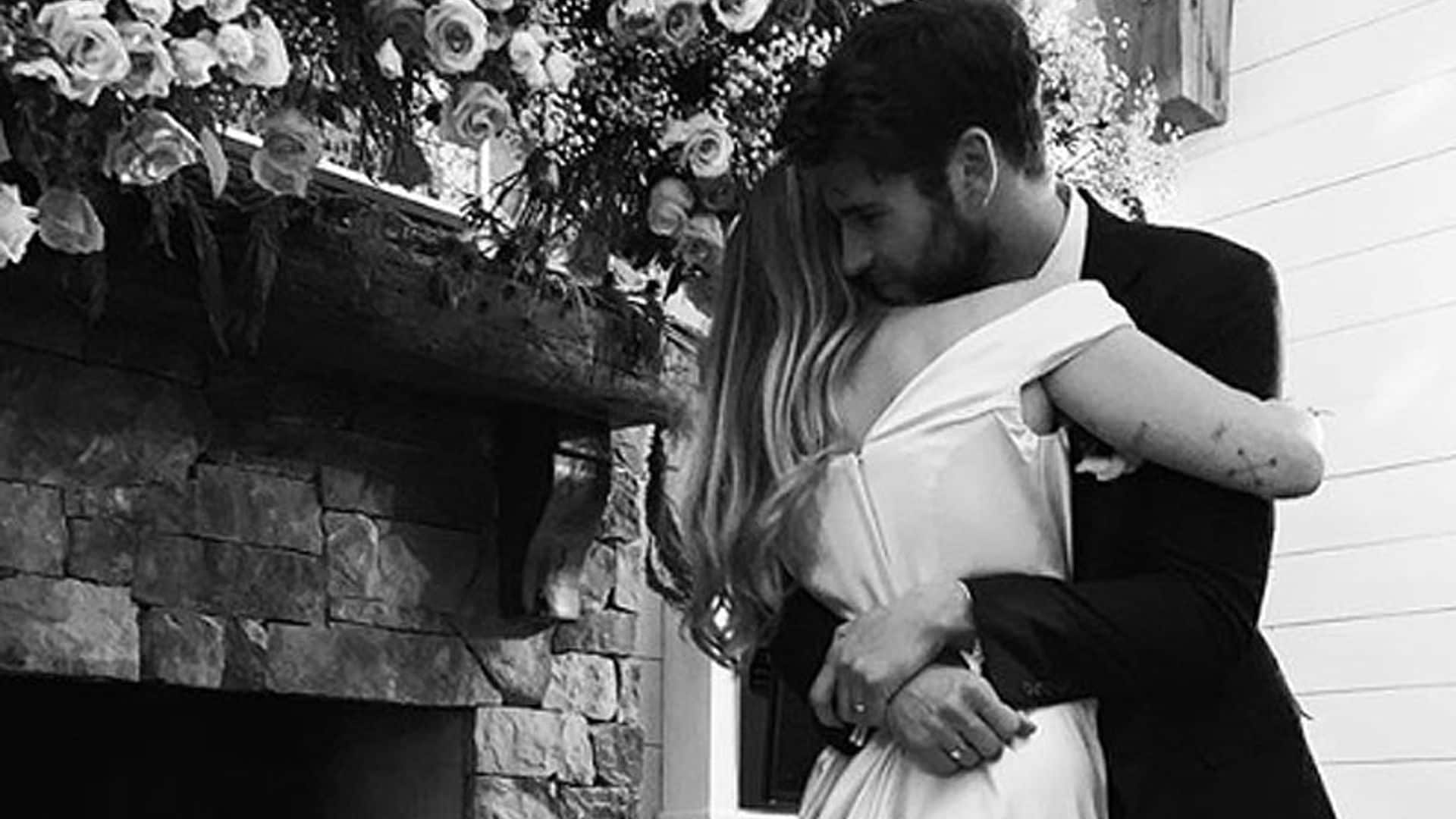 Miley Cyrus confirma su boda con Liam Hemsworth con estas románticas fotografías