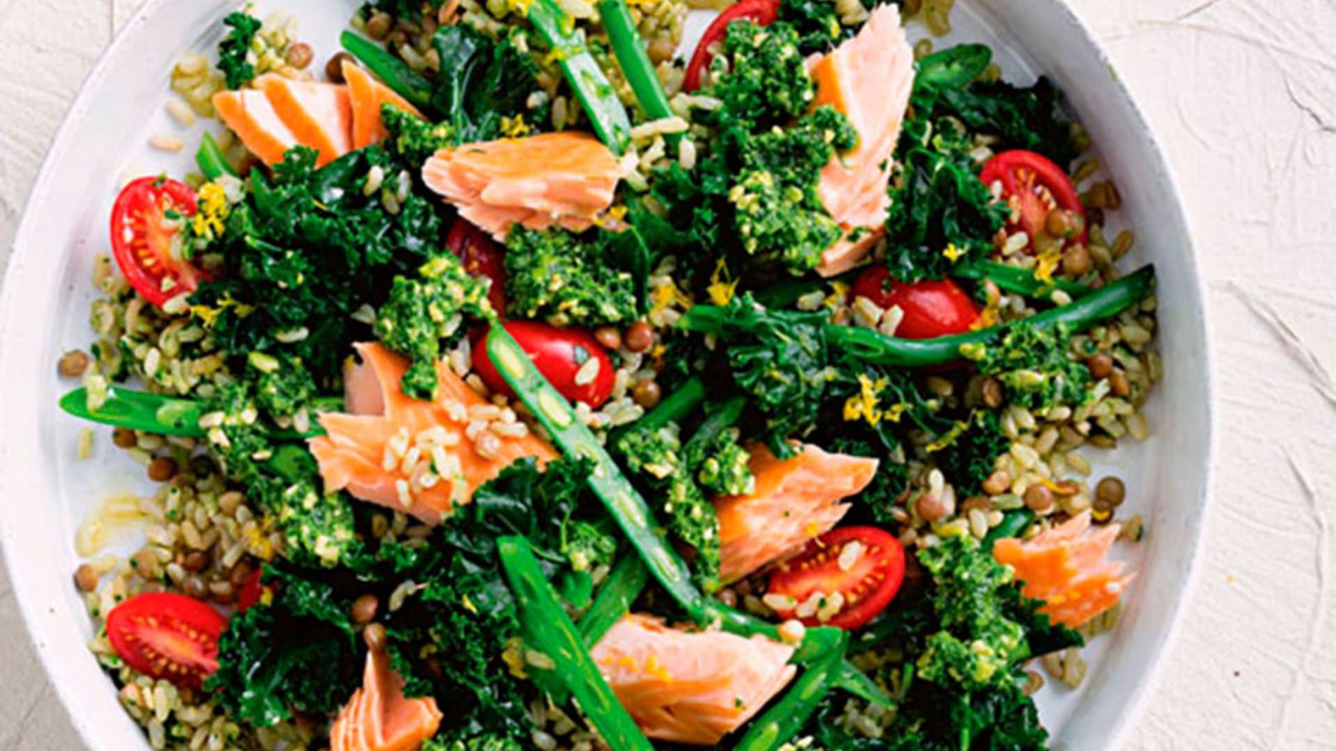 Ensalada de arroz, lentejas y salmón con pesto de kale