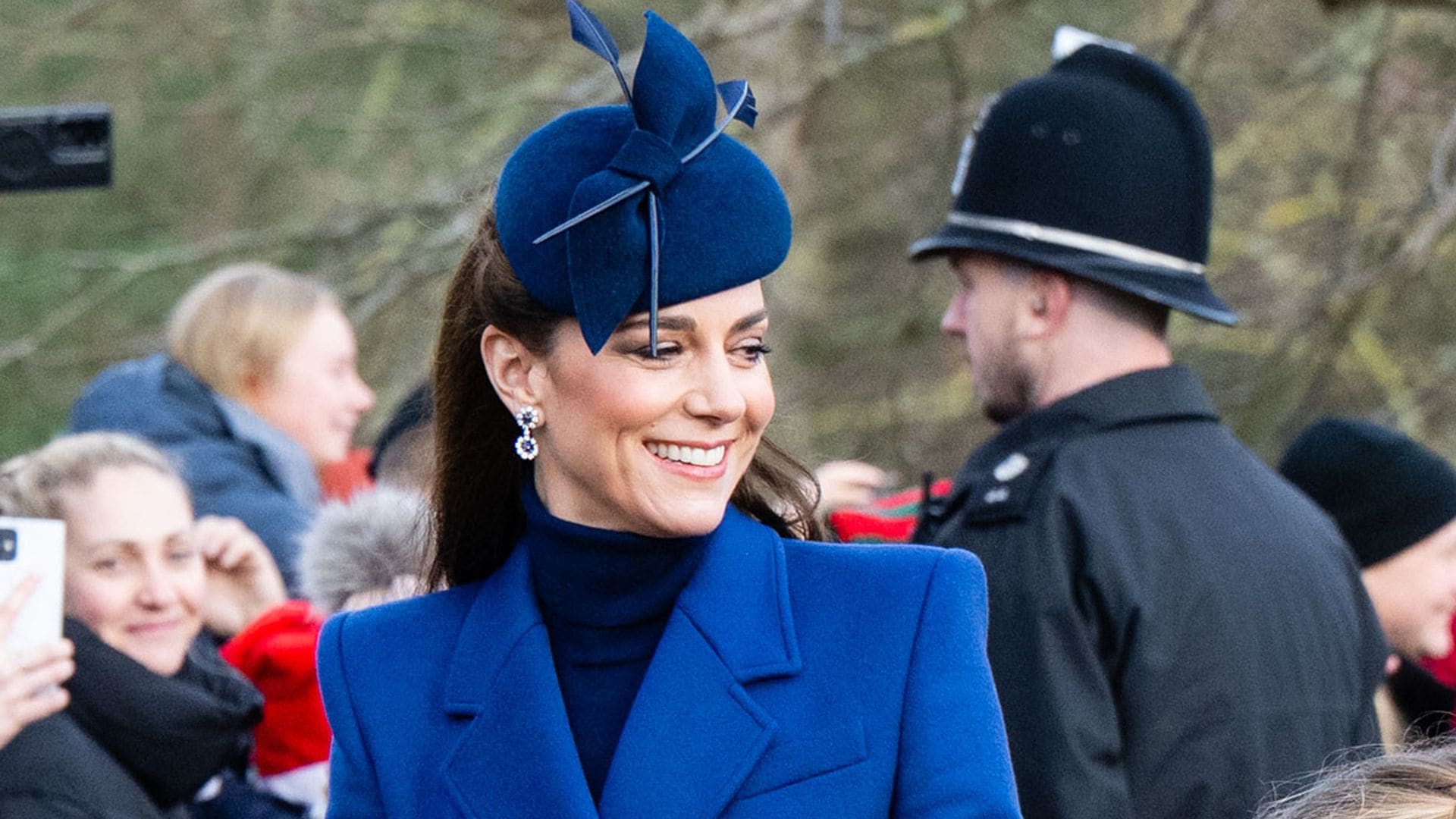 La princesa de Gales, una invitada invernal elegante con abrigo entallado y original tocado de flechas